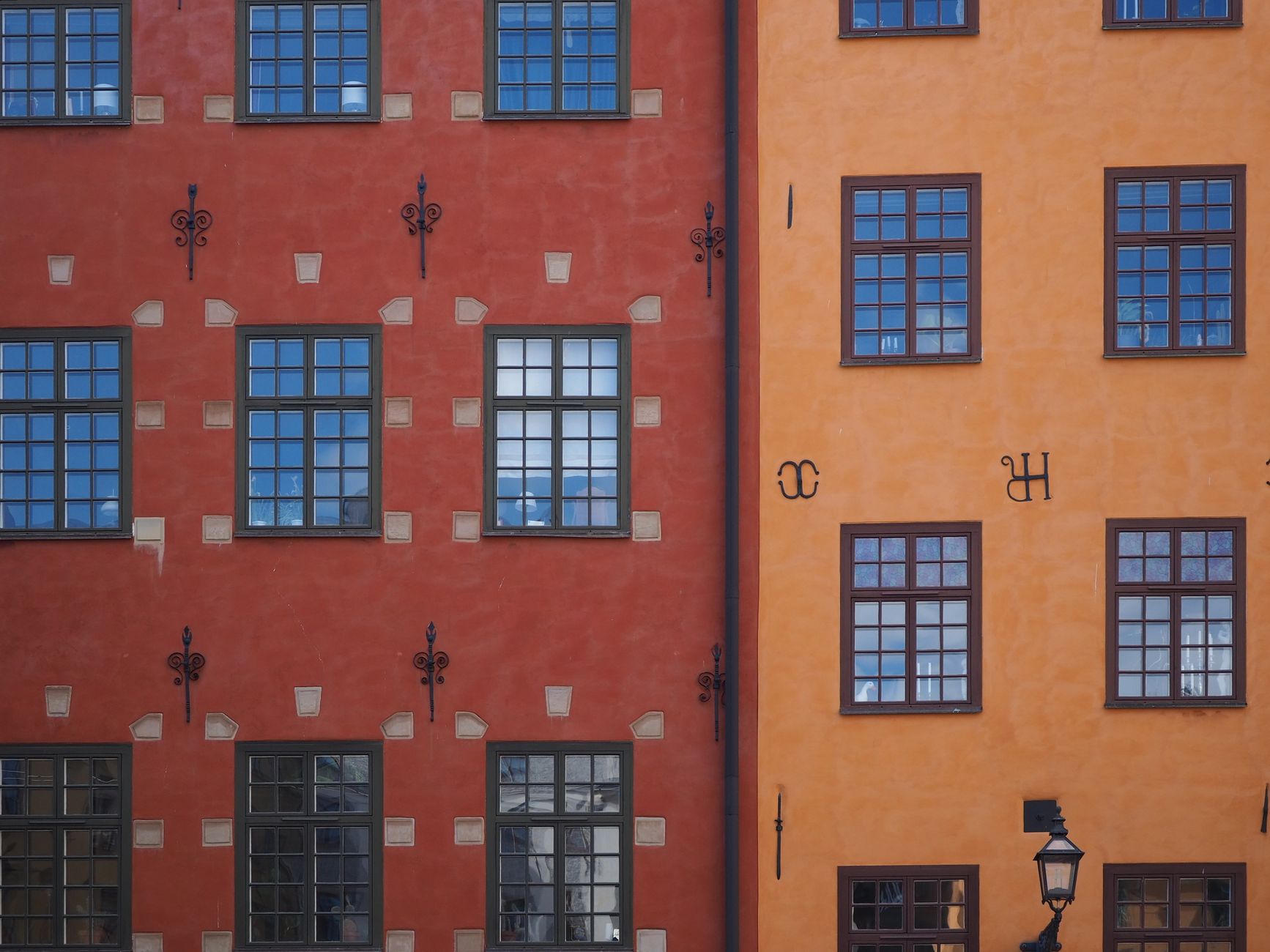Äldre bebyggelse i Stockholm där konstruktionen avgör vad som är möjligt vid badrumsrenovering.